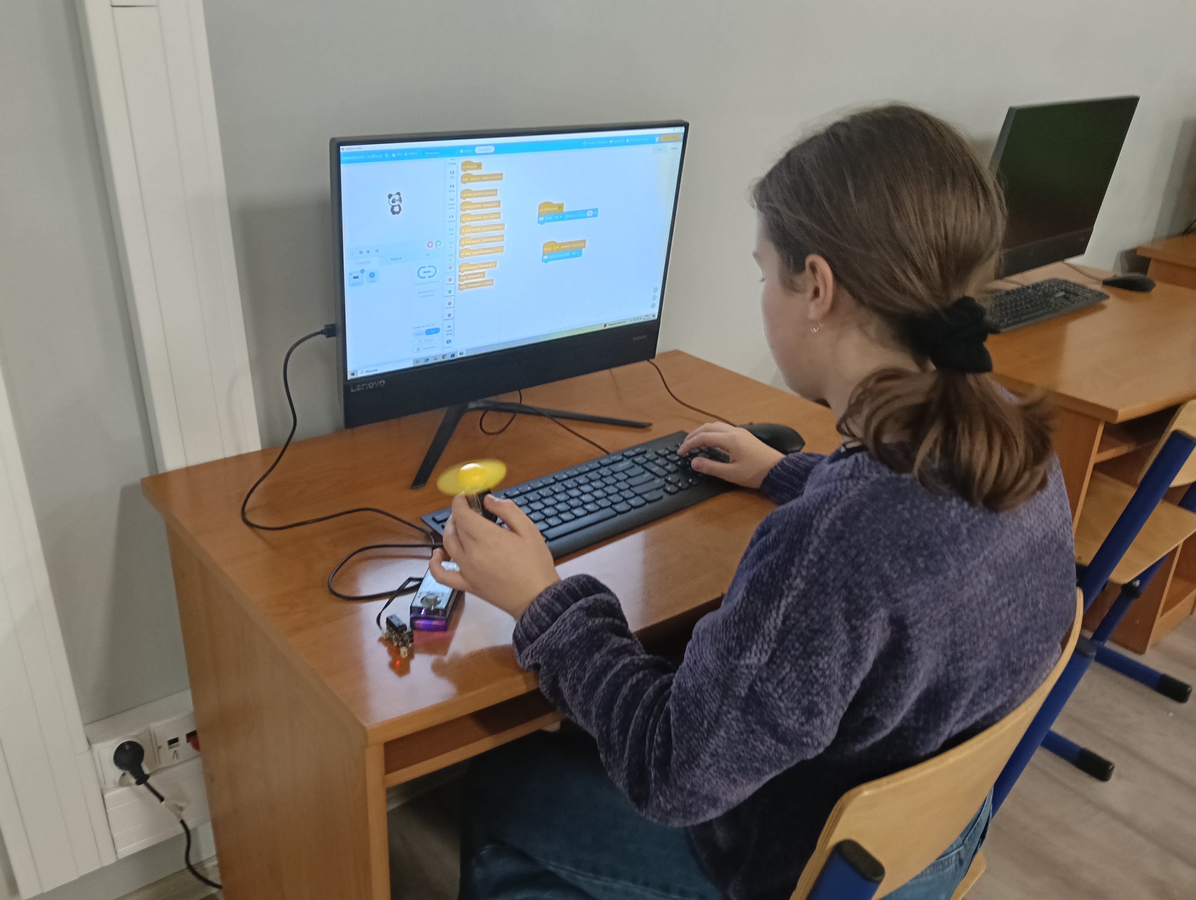 uczennica steruje silnikiem w mBlock