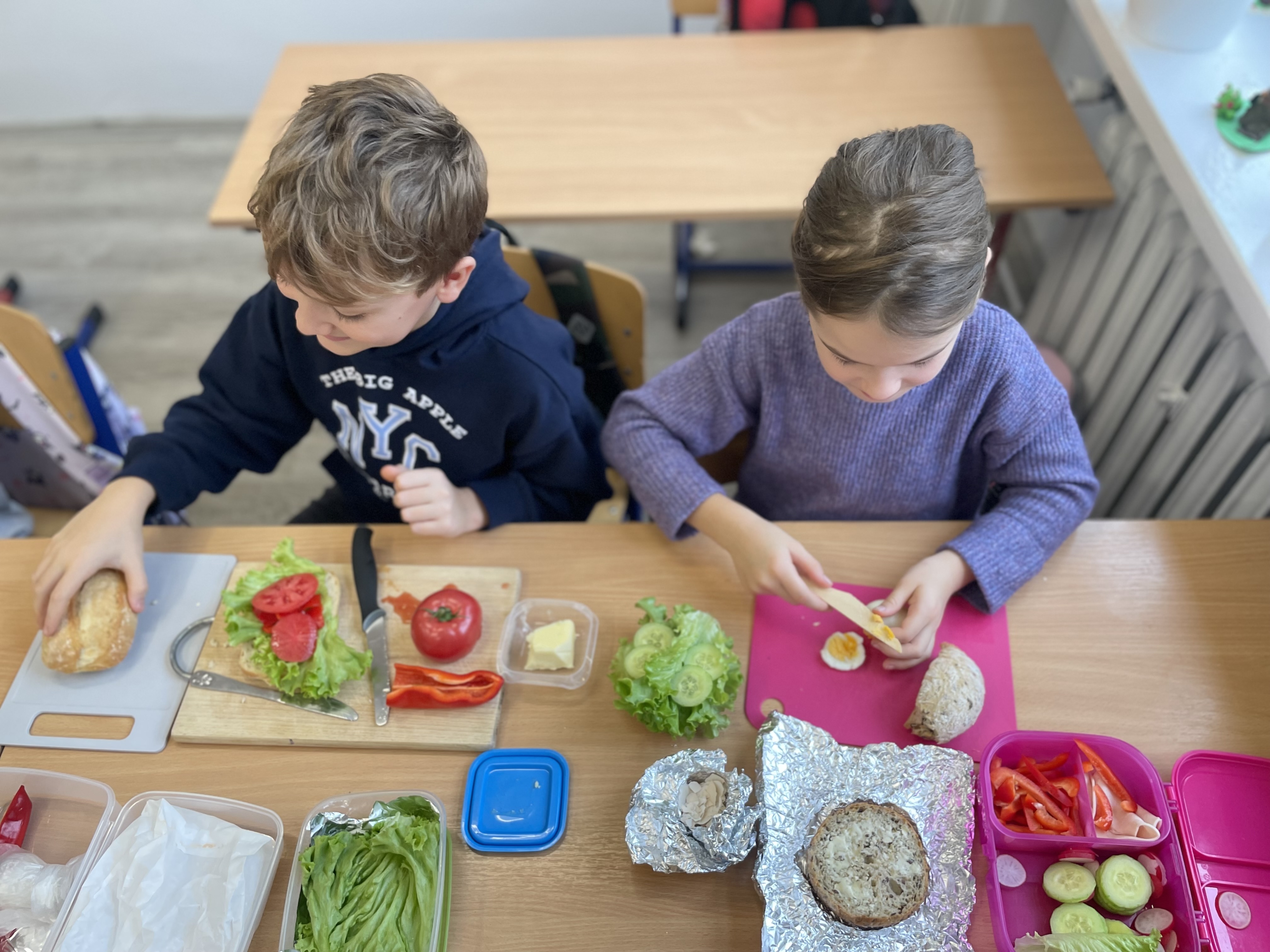 Dziewczynka i chopiec z klasy trzeciej c przygotowuja zdrowe kanapki