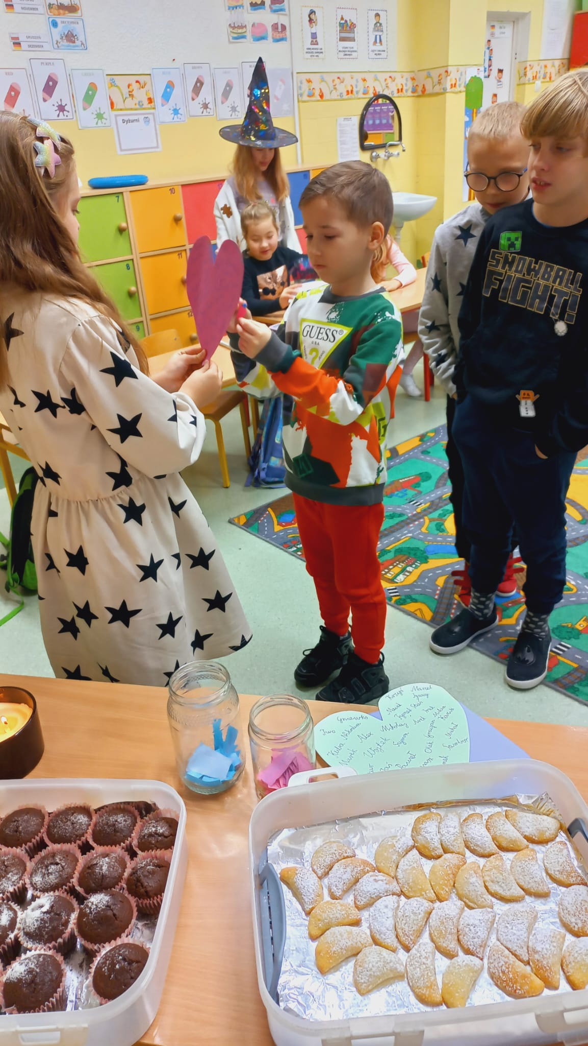 klasa 2a -andrzejki klasowe- dzieci przebijają serduszko z imionami