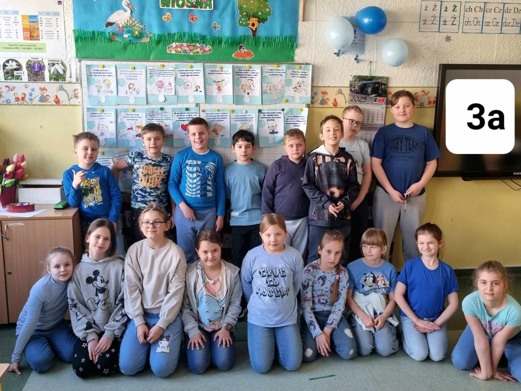 Klasa trzecia a pozuje do zdjecia w niebieskich strojach