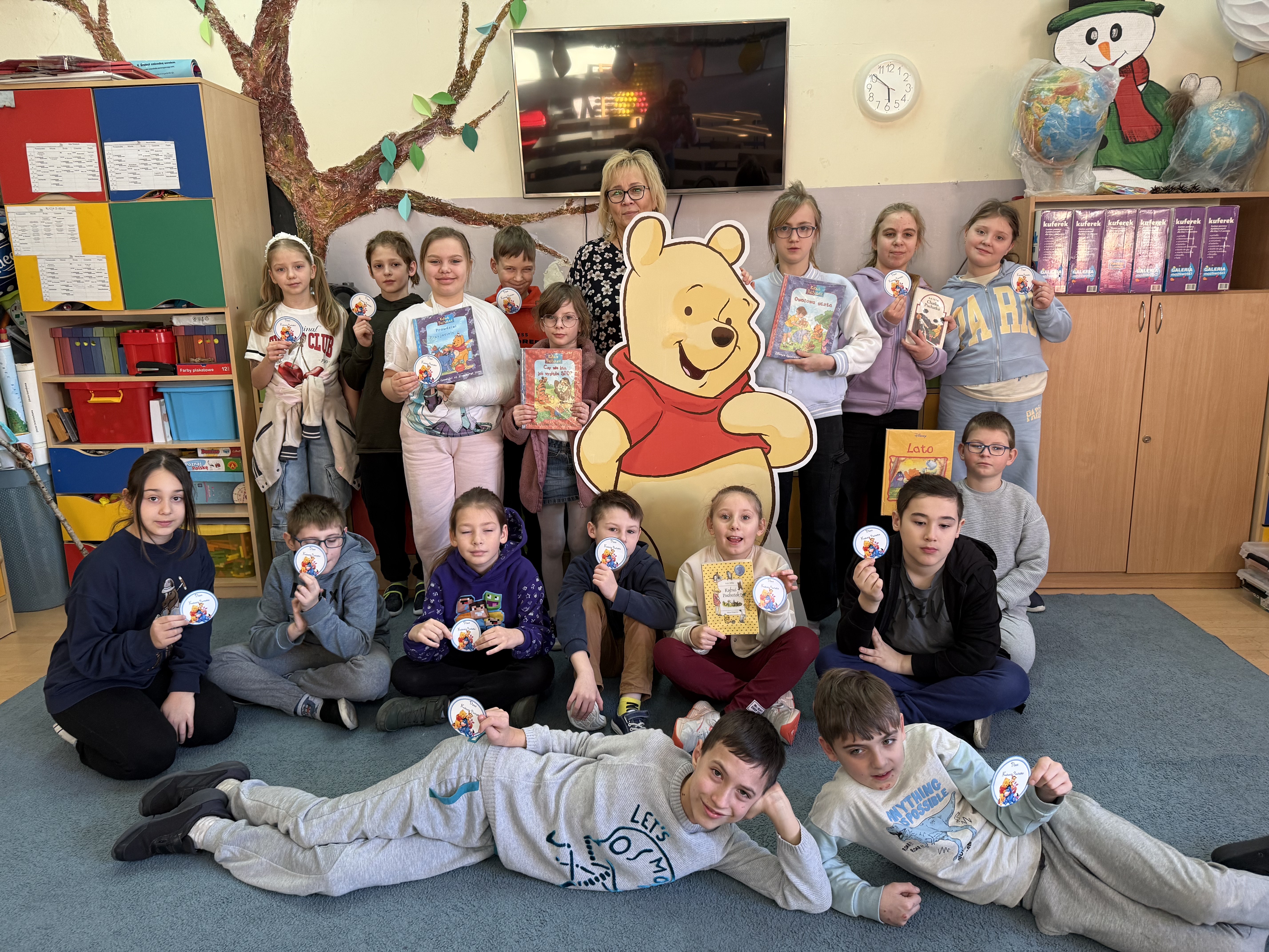 Uczniowie kl. 3a prezentują medale z napisem - Dzień Kubusia Puchatka.