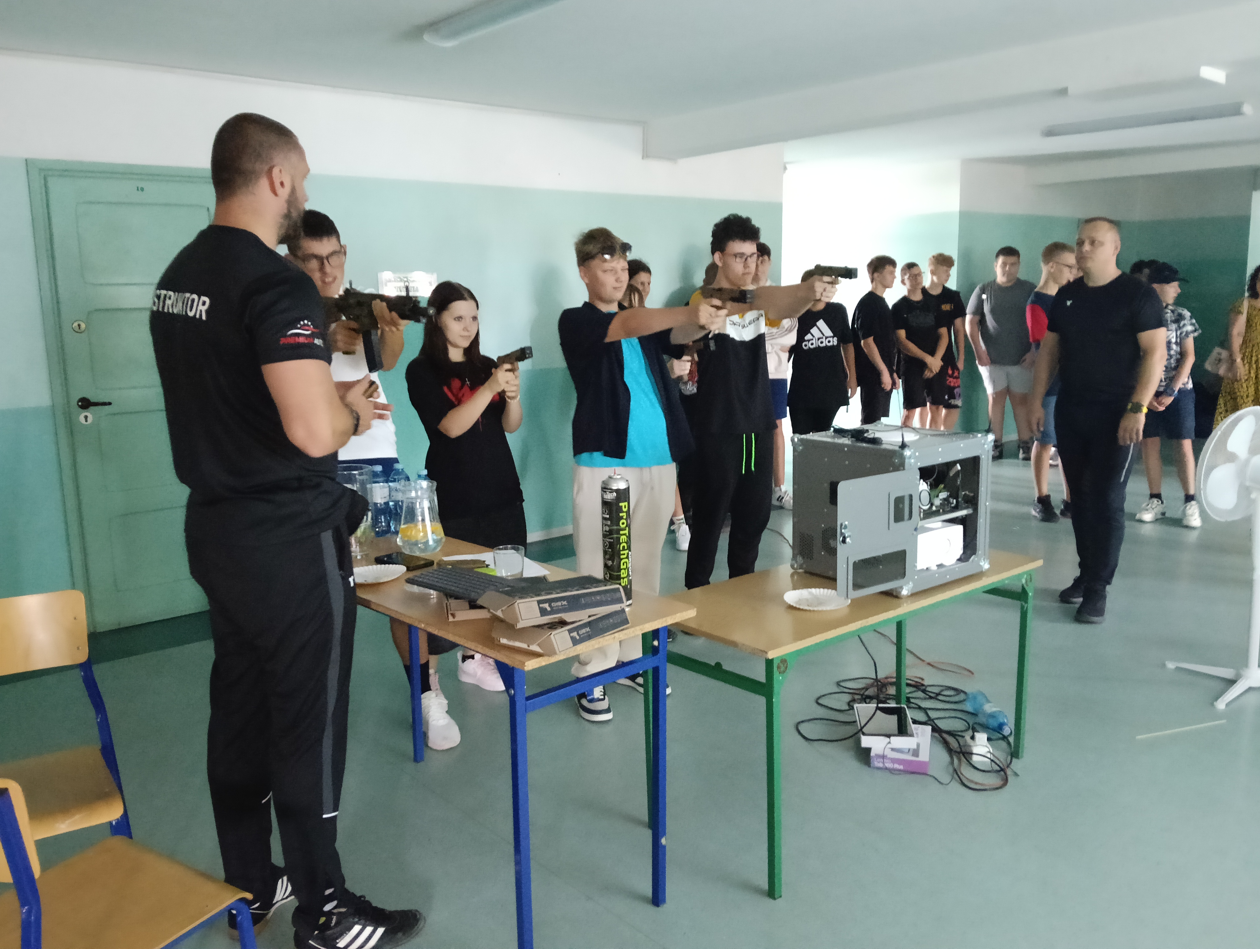 Festyn Bezpieczeństwa w SP nr 7 - ćwiczenia strzeleckie naszych uczniów klas ósmych - zdj1