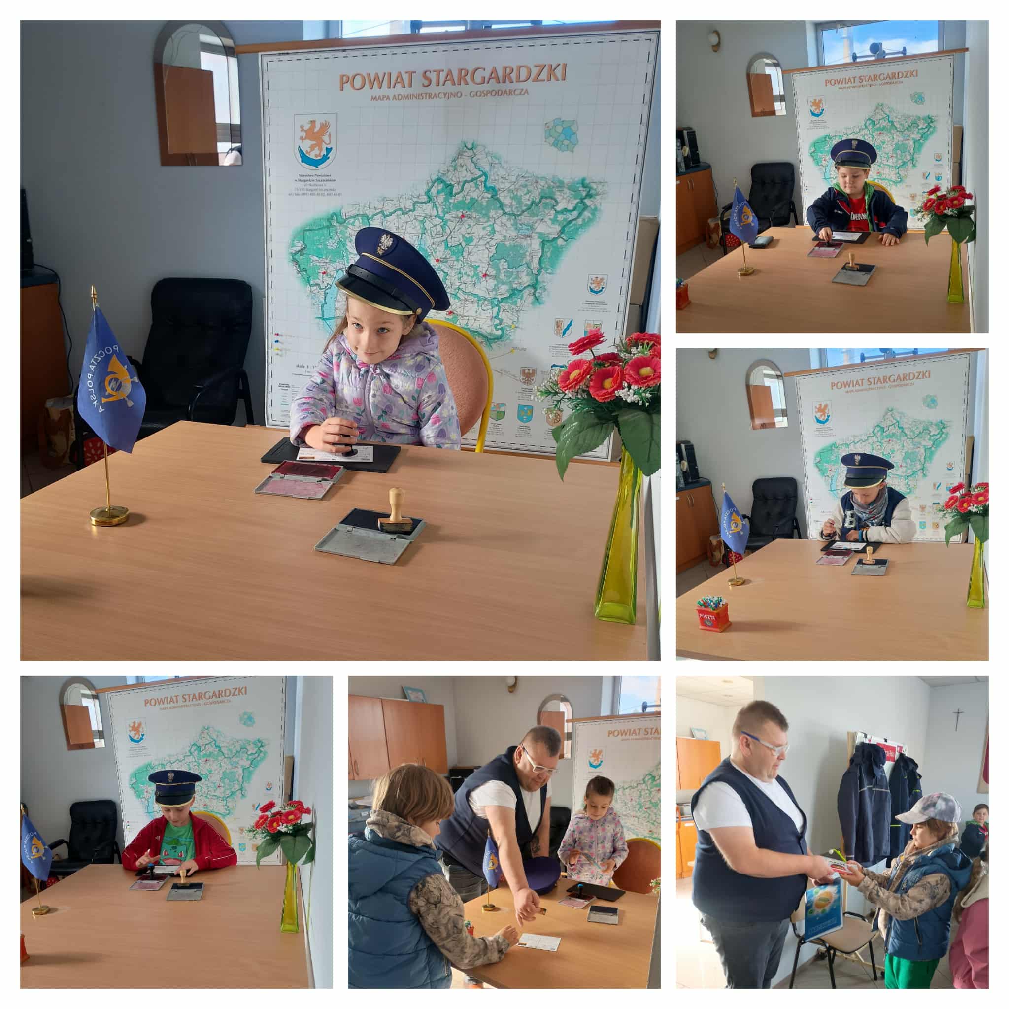 Uczniowie klasy 2a stemplują swoje pocztówki na poczcie