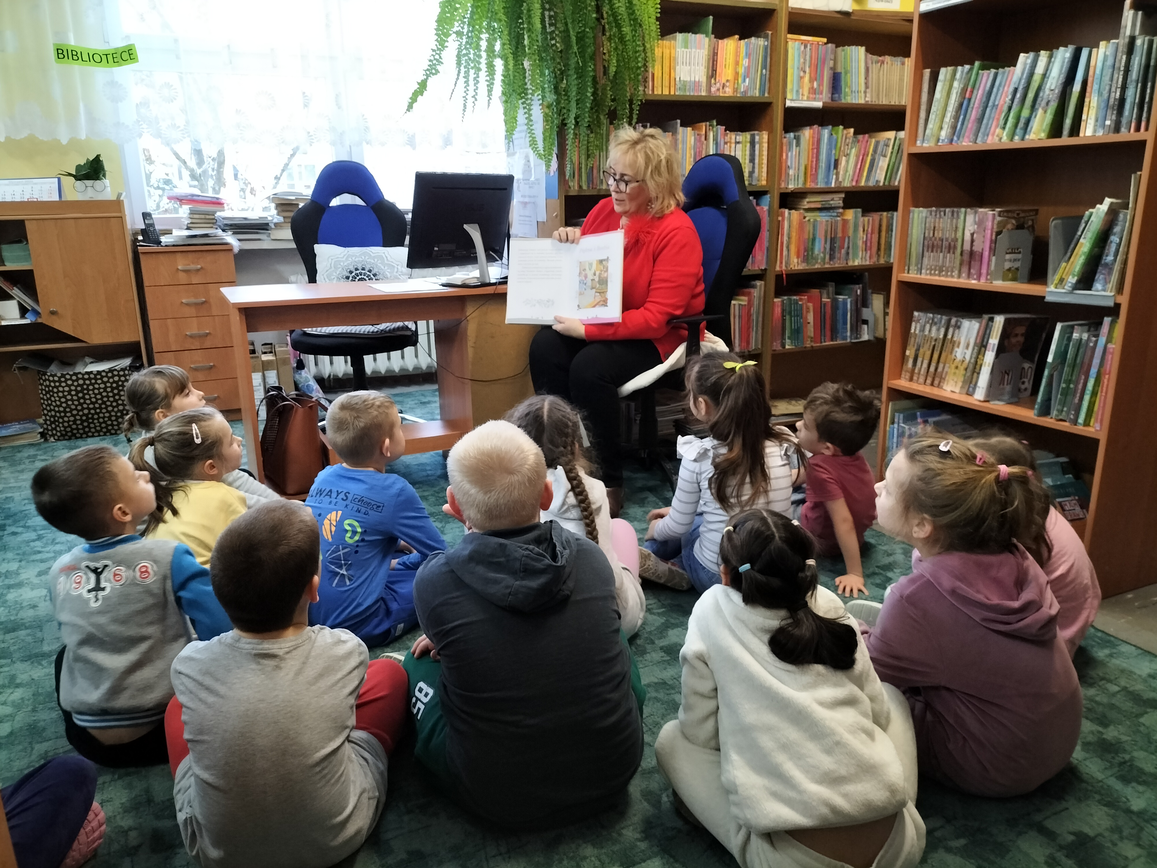 Bibliotekarka prezentuje ilustracje z bajki - Piękna i Bestia