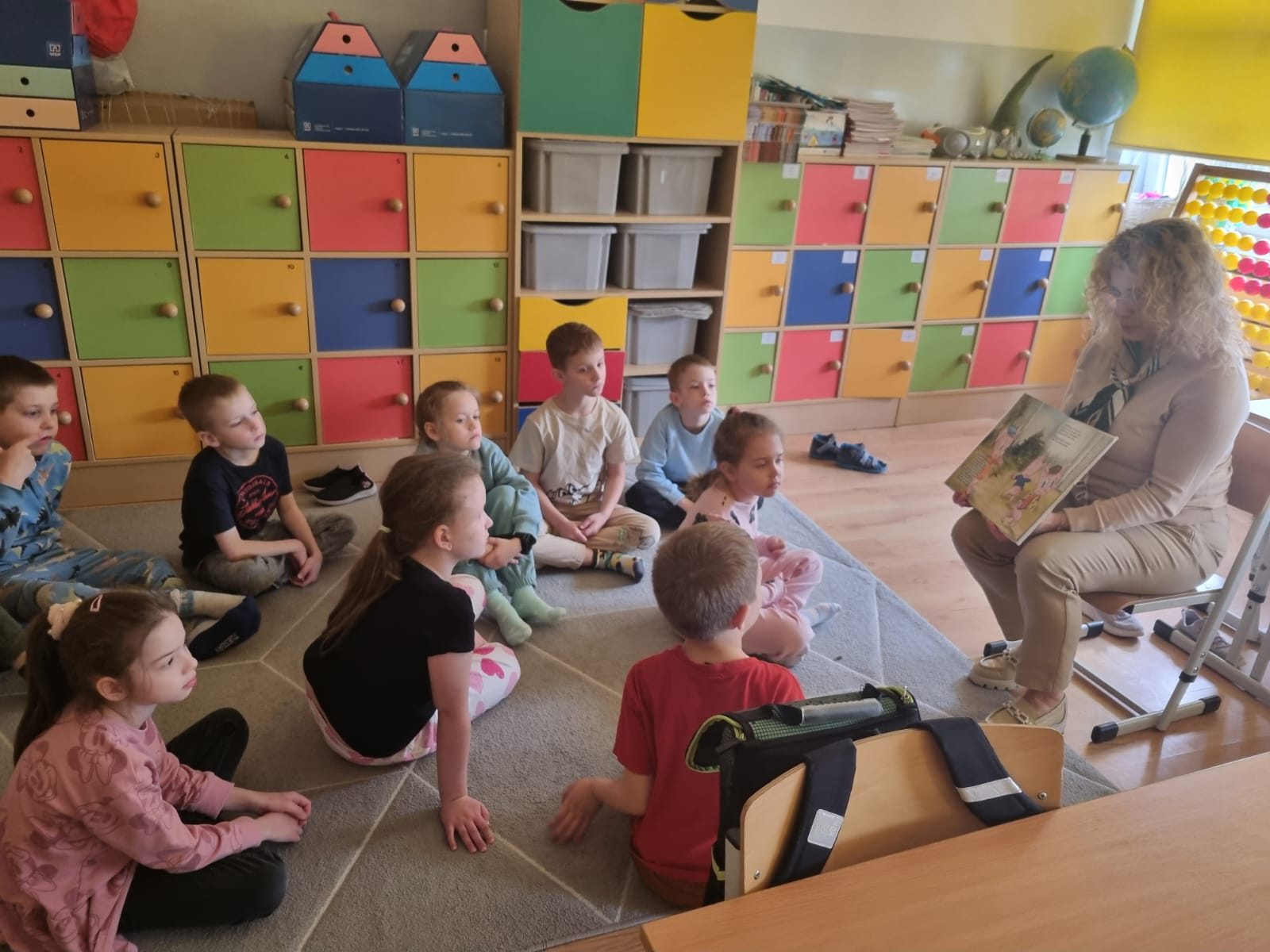 Wychowawczyni czyta uczniom książkę