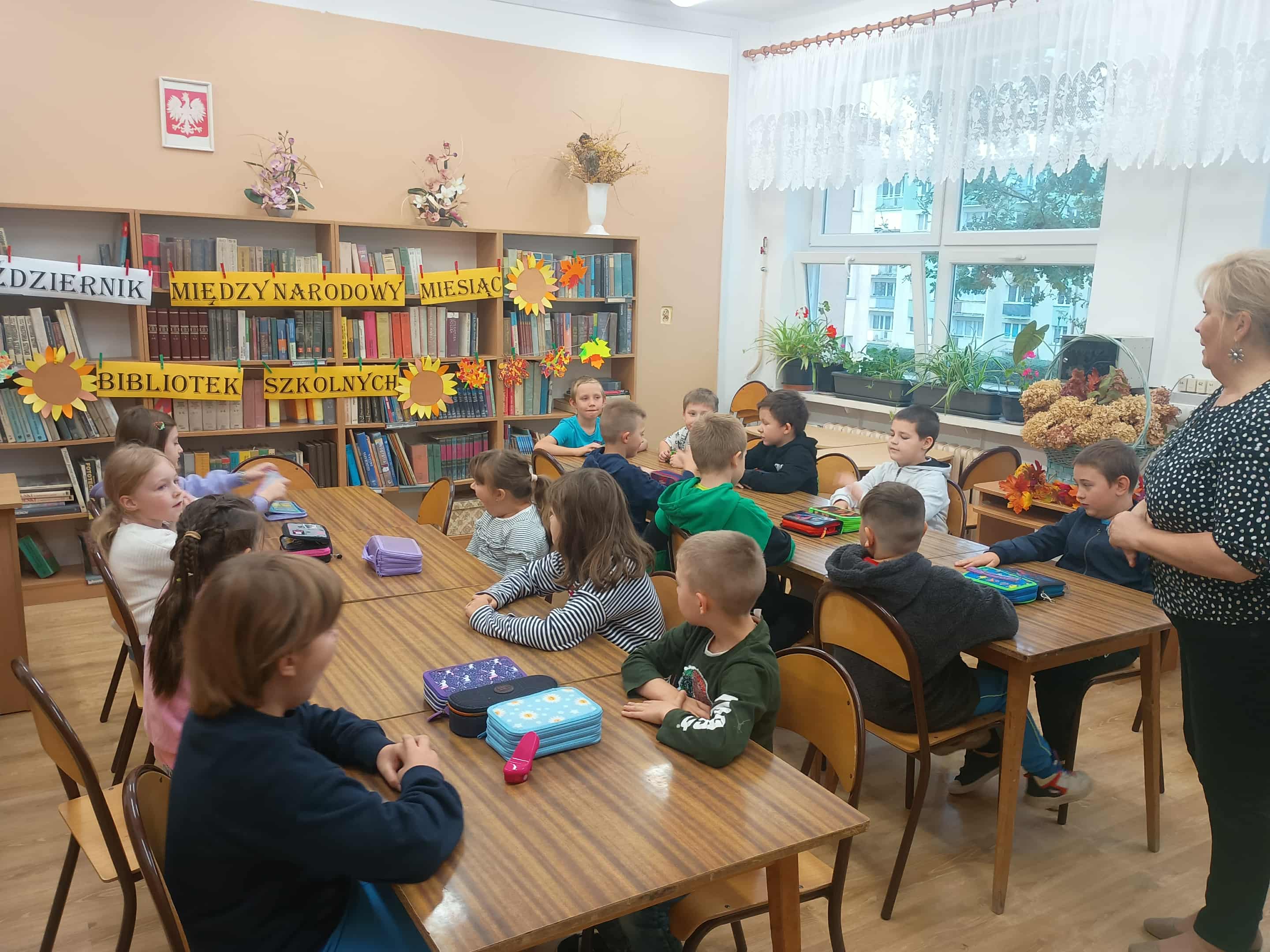 Uczniowie kl. IIa w bibliotece szkolnej.