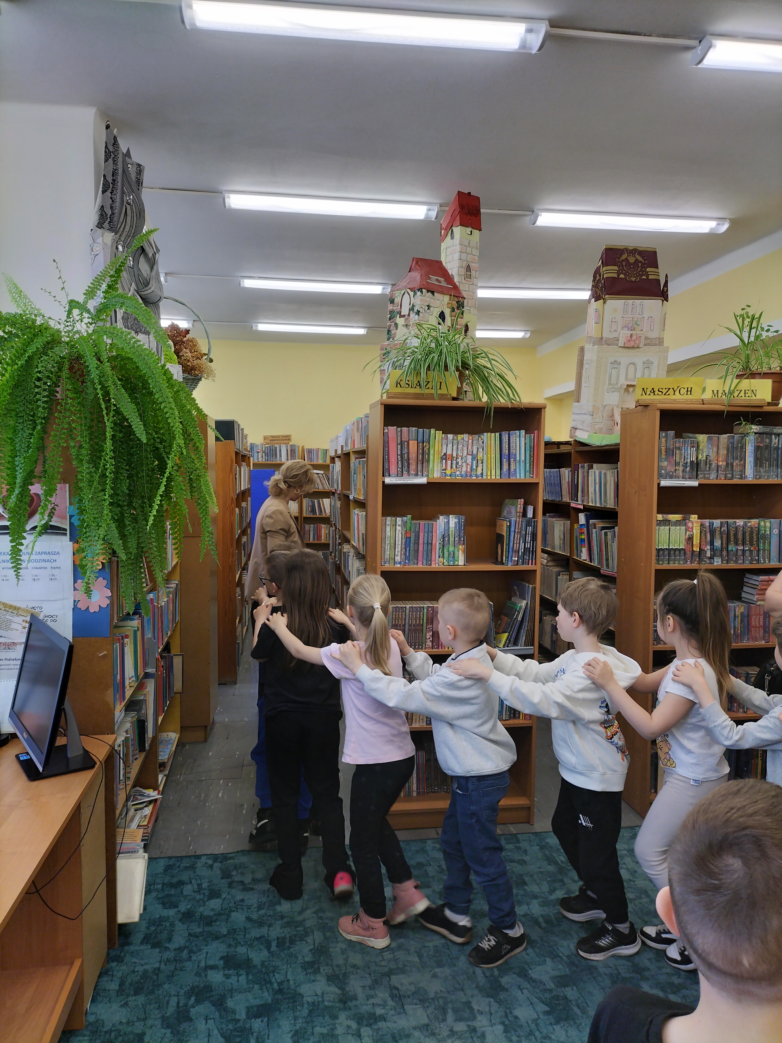 Przedszkolaki rozpoczynają spacer po bibliotece