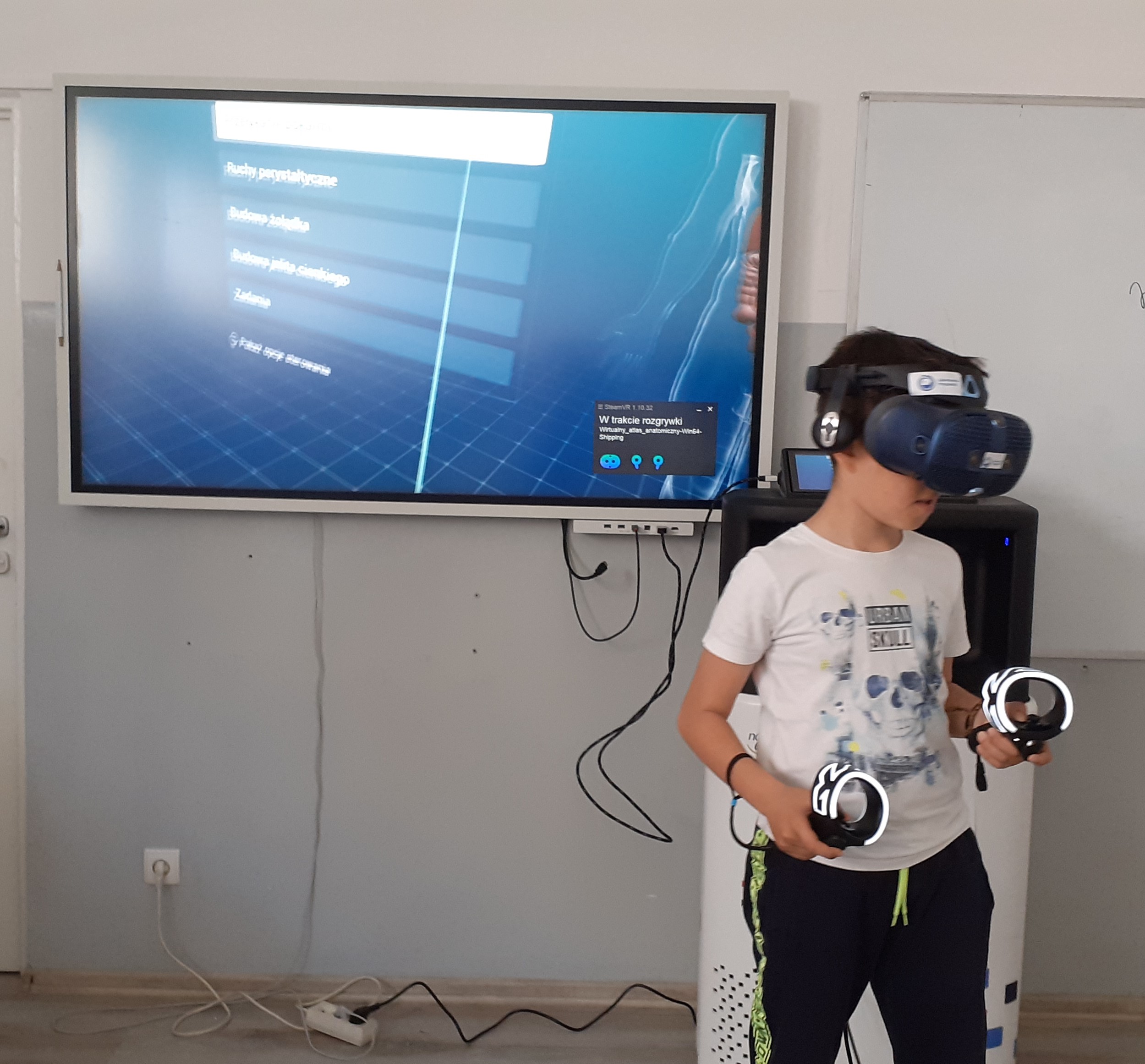 uczeń w goglech VR wykonujący zadanie w wirtualnym atlasie anatomicznym