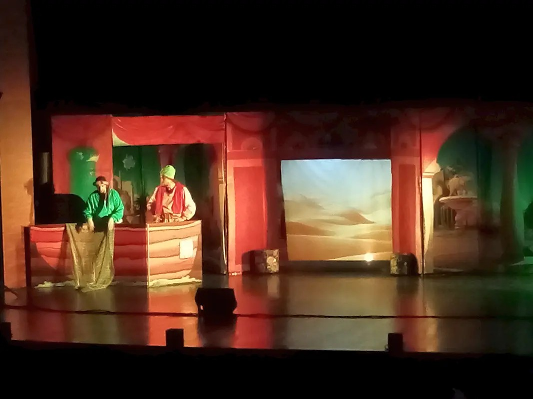 Aktorzy odgrywają jedną z Baśni Dalekiego Wschodu o Sindbadzie żeglarzu